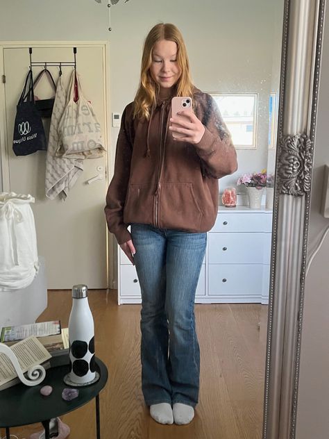 Brandy Melville Outfits Plus Size, Brandy Melville Brielle 90s, Quinn Jeans Brandy Melville, Brandy Melville Brielle Jeans, Brandy Melville Jacket Outfit, Brandy Melville Christy Hoodie Outfit, Brielle 90s Jeans Brandy Melville, Brielle 90s Jeans Outfit, Brandy Melville Brown Hoodie