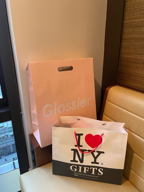 glossier and i love new york haul! New York Glossier, Glossier Store Nyc, Aka Aesthetic, Glossier New York, Shopping New York, New York Shopping, Summer In Nyc, Shopping Aesthetic, I Love New York