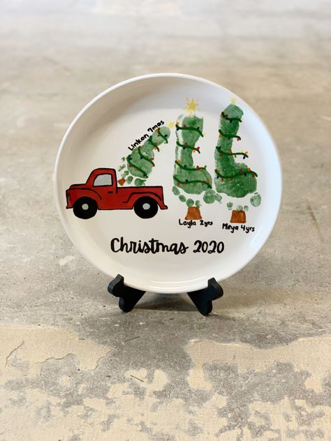 Hand Print Christmas Plate, Diy Christmas Cookie Plate, Baby Christmas Pottery Ideas, Baby Footprint Plate, Baby Christmas Plate, Christmas Plates Diy Kids, Christmas Plate Painting Ideas, Christmas Plates Kids, Footprint Plate