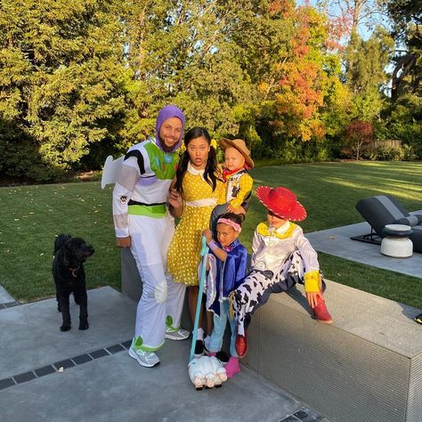 The Curry's Halloween 2019 Halloween Costumes Family Of Three, Stephen Curry Wife, Ayesha And Steph Curry, Halloween Costumes Family, Characters For Halloween, Stephen Curry Ayesha Curry, Family Themed Halloween Costumes, Family Of 7, Stephen Curry Pictures