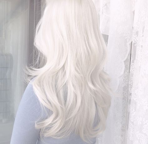 Snow White Blonde Hair, White Hair Faceless Aesthetic, White Hair Long Aesthetic, Long Layered White Hair, White Wolfcut Hair, Silvery White Hair, Long Wavy White Hair, Dark Skin With White Hair, Nordic White Hair