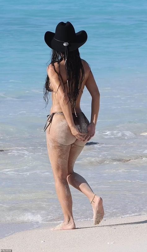 Kim Kardashian Hot, Younger Sister, Transformation Body, Turks And Caicos, On Vacation, Kim Kardashian, At The Beach, String Bikinis, The Beach