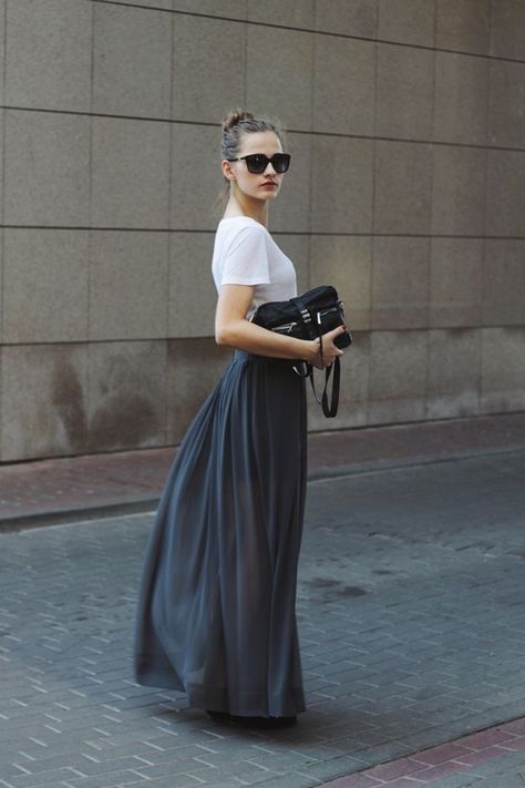 maxi skirt, white tee, sunglasses, summer outfits, party outfits, summer party, date night, going out Weekend Mode, Fashion Factory, Grey Maxi Skirts, Grey Maxi, Rock Outfit, Pleated Maxi Skirt, Looks Street Style, Flowing Skirt, Mode Inspo