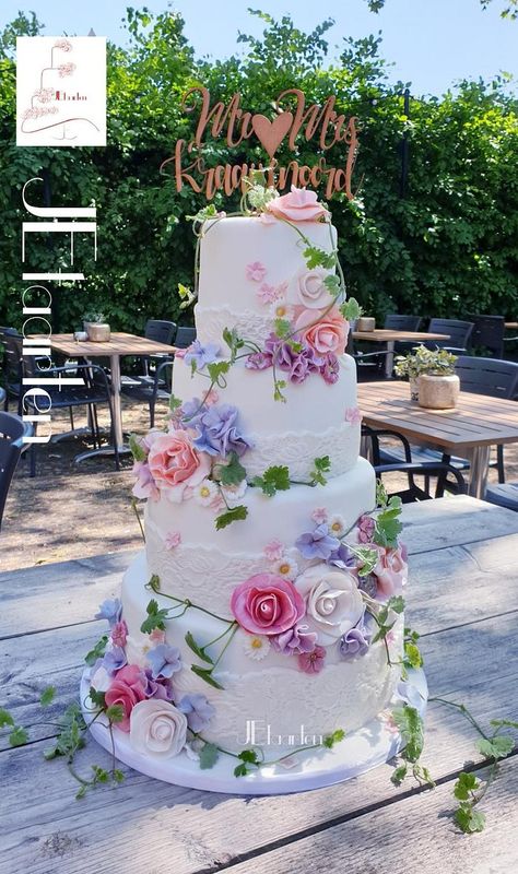 Pastel Wedding Cake Ideas, Wedding Cake Pastel, Wedding Cake Spring, Spring Wedding Cakes, Pastel Wedding Cake, Passionfruit Curd, Spring Wedding Cake, Beautiful Cake Designs, Floral Wedding Cake