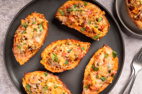 Stuffed Sweet Potato Recipes, Recipes High Protein, Crispy Potato Skins, Baked Potato Skins, Stuffed Sweet Potato, Stuffed Baked Potatoes, Stuffed Sweet Potatoes, Italian Sausage Recipes, Potato Skin