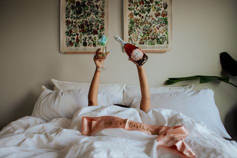 Champagne In Bed Photography, Birthday Shoot Ideas In Bed, Birthday Bed Aesthetic, Champagne In Bed Aesthetic, Birthday Picture Ideas Bed, Birthday Bed Photoshoot Ideas, Birthday Champagne Picture, Birthday Bed Photoshoot, Birthday In Bed Photoshoot