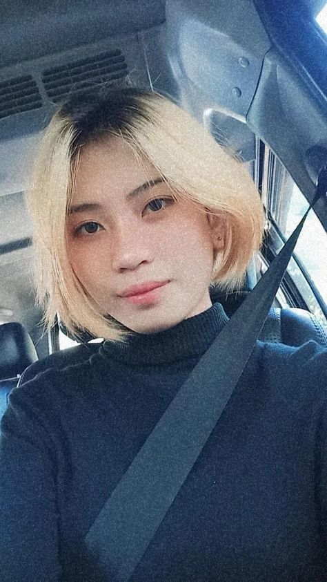 Blond Hair With Black Roots, Blonde Hair Black Roots, Blonde Hair With Black Roots, Hair With Black Roots, Blonde Hair With Black, Blonde Hair With Roots, Bleach Blonde Hair, Blonde With Dark Roots, Black Roots