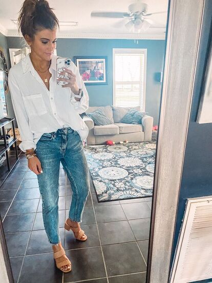 Buttoned Shirt Women, Women’s Dress Shirt Outfit, White Button Up With Jeans Outfit, Button Up Spring Outfit, Womens White Button Up, Cute Button Down Outfits, White Button Down Women Outfit, Women’s White Button Down Shirt Outfit, White Dress Shirt And Jeans Outfit