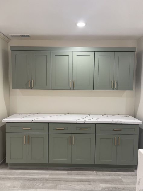 Green Shaker Kitchen Cabinets, Green Shaker Cabinets, Green Shaker Kitchen, Kitchen Cabinet Style, Antique White Kitchen Cabinets, Stone Countertops Kitchen, White Shaker Kitchen Cabinets, Antique White Kitchen, Thunder Mountain