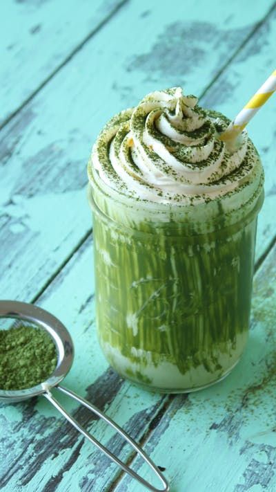 Matcha Cheesecake Milkshakes Moon Milk Recipe, Minuman Starbucks, Green Tea Dessert, Matcha Cheesecake, Ginger Tea Recipe, Frappe Recipe, Matcha Tea Powder, Best Green Tea, Summer Drink Recipes