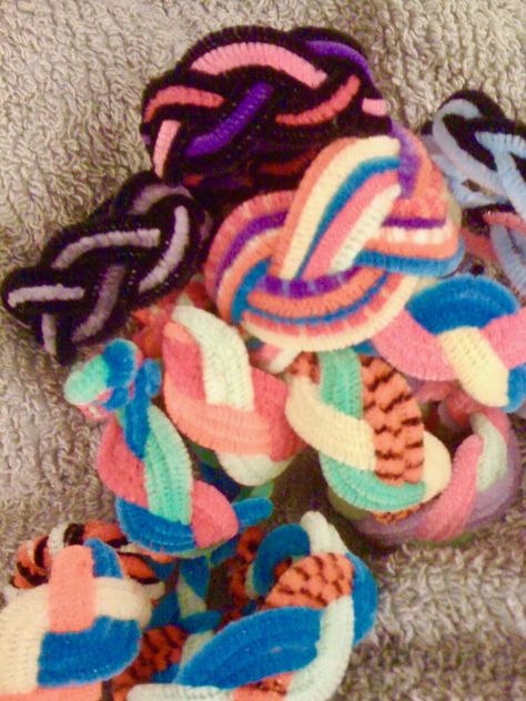 Pipe Cleaner Bracelets With Beads, Pipe Cleaner Bracelets, Bracelets With Beads, Clown Core, Cleaning Lady, Bracelets Patterns, Diy Friendship Bracelets Patterns, Friendship Bracelets Diy, Toddler Fun