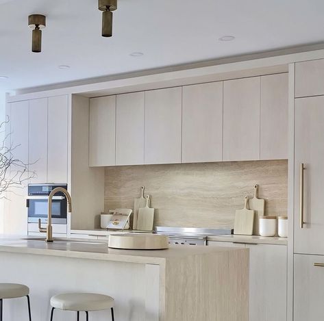 Kitchen Travertine Backsplash, Kitchen With Travertine Backsplash, White Kitchen With Beige Countertops, Earthy White Kitchen, Travertine Kitchen Countertops, Travertine Countertops Kitchen, Earthy Tones Kitchen, Beige Countertops Kitchen, Modern Earthy Kitchen