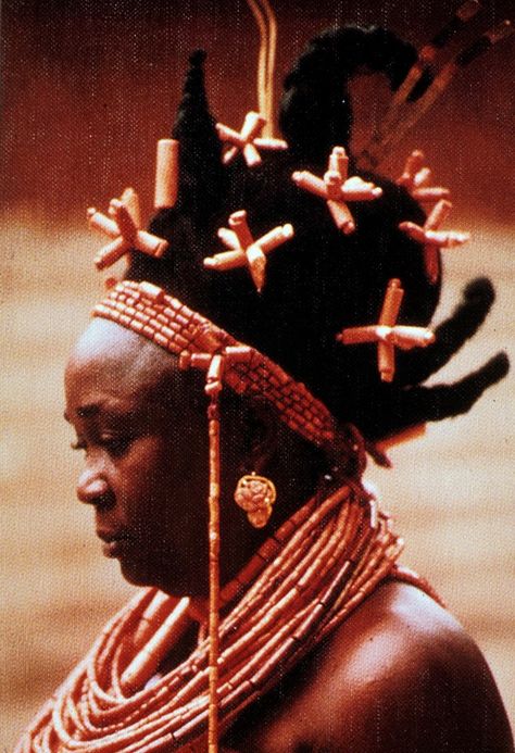 Nigerian Tribes, Gold People, Benin Art, Benin Kingdom, Benin Bronze, Side Pic, Nigerian Women, Nigerian Culture, Traditional African Clothing