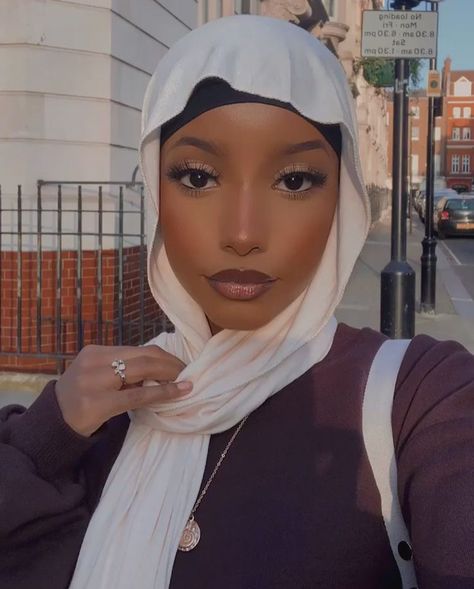 Hijabi Makeup Looks, Makeup Looks Classy, Short Evening Dresses Classy, Hijabi Makeup, Hijabi Modest Outfits, Modest Hijabi Outfits, White Hijab, Abaya Outfit, Hijab Beauty