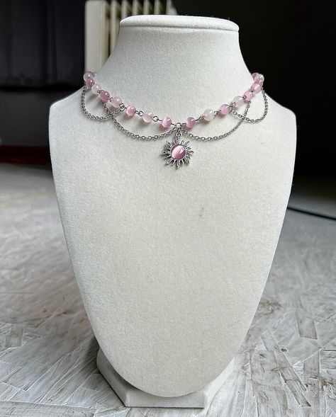 ‘Spring Sunlight’ Necklace ☀️ made with pink cat eye beads, rose quartz beads, and stainless steel findings 34cm + 6cm extension chain available now, link in bio ☀️ #explorepage #necklace #pink #sun Beaded Necklace With Chains, Handmade Chain Necklace, Simple Beads Necklace, Necklace Ideas Handmade, Beaded Necklace Simple, Pink Choker Necklace, Gothic Jewelry Diy, Cat Eye Beads, Cat Eye Necklace