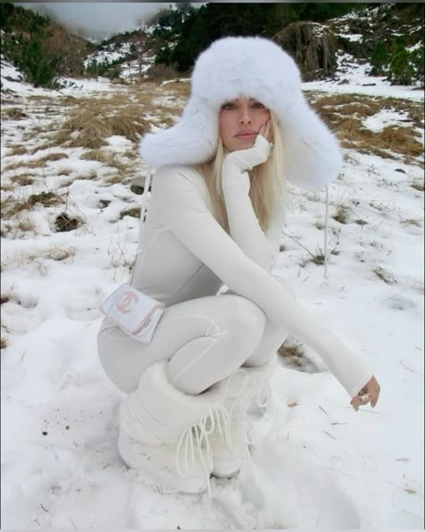 Classy Outfits Autumn, Snow Bunny Outfit, Luxury Winter Outfits, Winter Outfit Ideas Aesthetic, Moon Boots Outfit, Chanel Winter, Ski Trip Outfit, Old Money Winter, Apres Ski Outfits