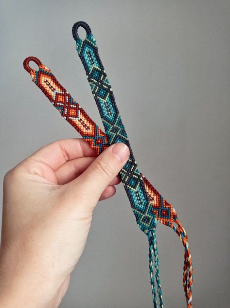 Double Arrowhead Friendship Bracelet, Friendship Bracelets Western, Embroidery String Bracelets, Embroidery Thread Bracelets, Cool Friendship Bracelets, String Bracelet Patterns, Ankle Bracelets Diy, Braided Bracelet Diy, Cute Friendship Bracelets