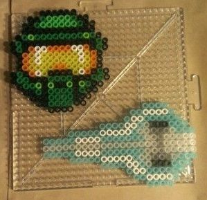 Halo helmet and blade perler beads by sanzosgal.deviantart.com on @DeviantArt Halo Perler Bead Patterns, Halo Perler Beads, Call Of Duty Perler Beads, Gaming Perler Beads, Halo Helmet, Perler Sprites, Nerdy Perler Beads, Perler Creations, Pokemon Perler Beads