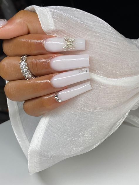 White Baddie Nails With Rhinestones, White Bday Nails, White Baddie Nails, Birthday Nails White, Summer Nails Baddie, Cool Finger Tattoos, White Summer Nails, Makeup Nails Designs, Diy Acrylic Nails