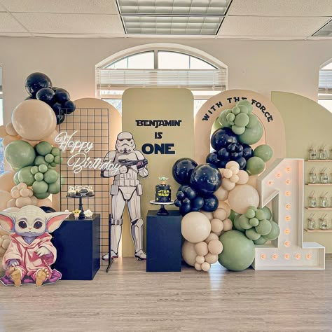 Star Wars Birthday Party!🖤✨ Event planner @jadephandesigns Venue @level2venue #citballoons #charlottemoms #balloonartist #Charlottemom … | Instagram Star Wars Kids Party, Star Wars Balloons, Star Wars Theme Birthday, Decoracion Star Wars, Star Wars Themed Birthday Party, Yoda Party, Star Wars Baby Shower, First Birthday Balloons, Boy Birthday Party Themes