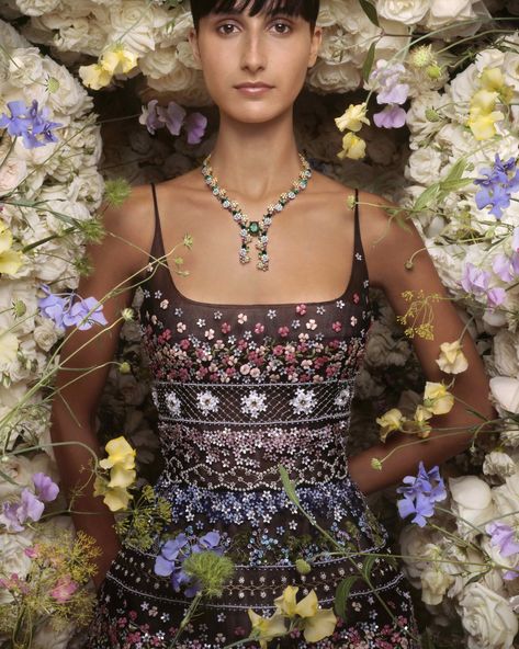 Look Inside Dior’s High Jewelry Garden Party on the Shores of Lake Como Christian Dior 2022, Dior Jewellery, High Jewelry Design, Christian Dior Jewelry, Dior 2022, Victoire De Castellane, Embroidered Tulle Dress, Friendship Bracelets With Beads, Stones Necklace