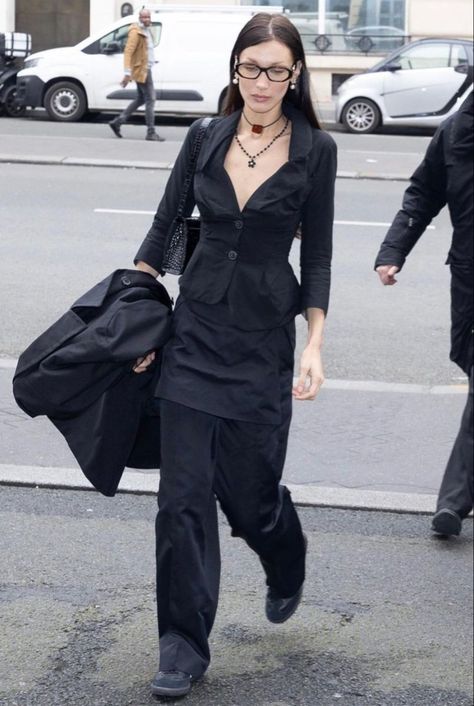 #bellahadid #bellahadidstyle #streetstyle Bella Hadid Model, Siren Style, Victoria Secret Model, Model Off Duty, Bella Hadid Outfits, Bella Hadid Style, Hadid Style, All Black Outfit, Model Fashion