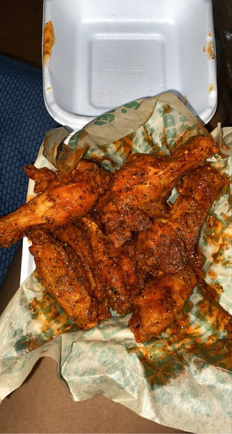 Wingstop Lemon Pepper Wings, Soul Food Dinner, Junk Food Snacks, Food Babe, Fat Foods, Delicacy Food, Hot Wings, Food Therapy, Fried Chicken Recipes