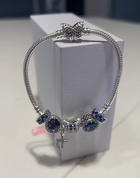 Pandora Bracelet Ideas, Pandora Butterfly, Pandora Bracelet Charms Ideas, Girly Bracelets, Pandora Bracelet Designs, Pandora Inspiration, Pandora Blue, Bracelet Pandora, Wrist Jewelry