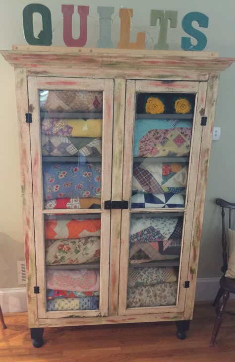 Quilt Cabinet Display Storage Ideas, Quilt Storage Cabinet, Quilt Display Cabinet, Quilt Cabinet Display, Quilt Display Ideas, Quilt Cabinet, Displaying Quilts, She Shed Decorating Ideas, Display Quilts