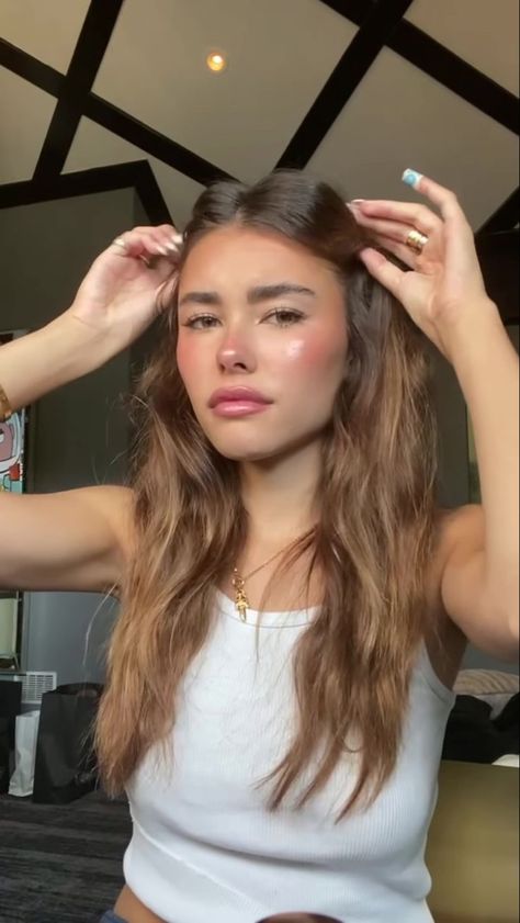 Madison Beer Makeup, Honey Brown Hair Color, Soft Summer Makeup, Ariana Aesthetic, Madison Beer Hair, Charlotte Lawrence, Madison Beer Style, Brown Hair Shades, Honey Brown Hair