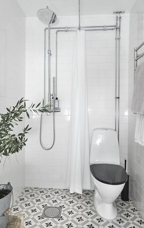 Hvitfeldtsgatan 13, A mix of grays and neutrals Tiny Wet Room, Scandinavian Bathroom Design Ideas, Scandinavian Bathroom Design, Wet Room Bathroom, Very Small Bathroom, Bilik Air, Shower Toilet, Scandinavian Bathroom, Small Showers