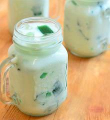 Buko Pandan Drink - kawaling pinoy Pandan Drink, Pagkaing Pinoy, Buko Pandan, Kawaling Pinoy, Pinoy Dishes, Filipino Dessert Recipes, Pinoy Dessert, Coconut Juice, Philippine Cuisine