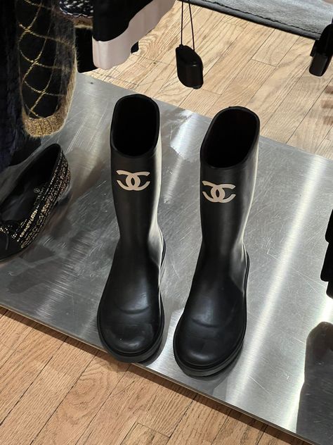 Chanel Rain Boots, Rain Boot Outfit, Chanel Boots, Luxury Lifestyle Fashion, Trendy Heels, Luxury Boots, Dr Shoes, Fancy Shoes, Shoe Inspo