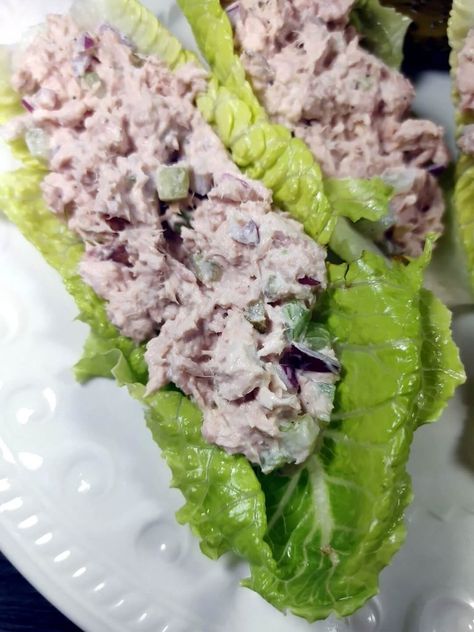 Tuna Salad Sandwich Recipe, Easy Tuna Salad, Best Tuna Salad, Salad Sandwich Recipe, Tuna Salad Sandwich, Avocado Tomato Salad, Red Onion Relish, Tuna Salad Recipe, Onion Relish