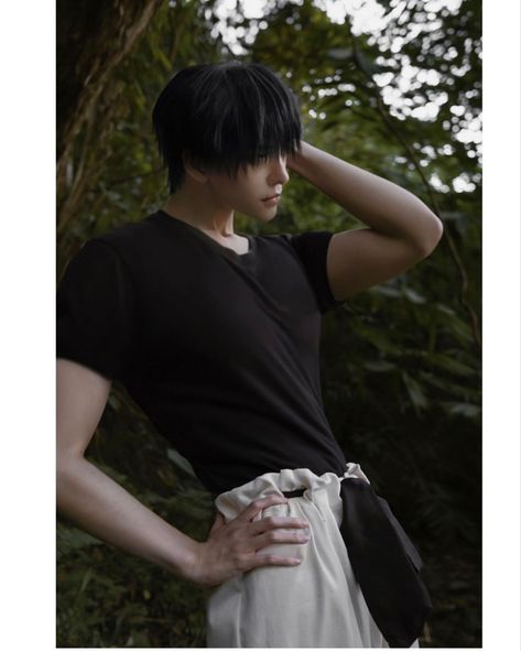 Hakken coser; fushiguro toji Anime Cosplay Ideas, Toji Fushiguro, Boy Poses, Itachi Uchiha, Anime Kiss, Best Cosplay, Cosplay Anime, Jujutsu, Anime Guys