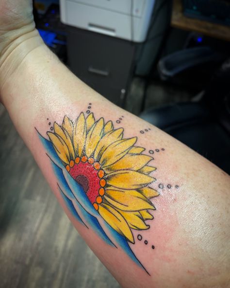 Sunflower sunset tattoo, freshly inked. Took about 2 hours/$200. Sunflower Ocean Tattoo, Sunflower Sunset Tattoo, Sunset Tattoo, Sunflower Sunset, Ocean Tattoo, Sunset Tattoos, Cool Tattoo Ideas, Ocean Tattoos, Beach Tattoo