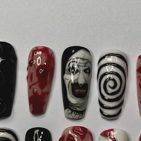 ℭ𝔥𝔢𝔶𝔢𝔫𝔫𝔢⚔️🏳️‍🌈 Luxury Press On Artist on Instagram: "ART was here 🤡⚫️⚪️🩸  #nailsnailsnails #pressonnailsofinstagram #pressonnailset #nailsoftheday #theterrifier #horrormovie #bloodynails #gothnails #halloween #halloweennails #terrifier" Art The Clown Nail Art, The Terrifier Nails, Horror Movie Inspired Nails, Art The Clown Terrifier Nails, Terrifier Nail Art, Pinhead Nails, Horror Movies Nails, Art The Clown Nails, Terrifier Nails