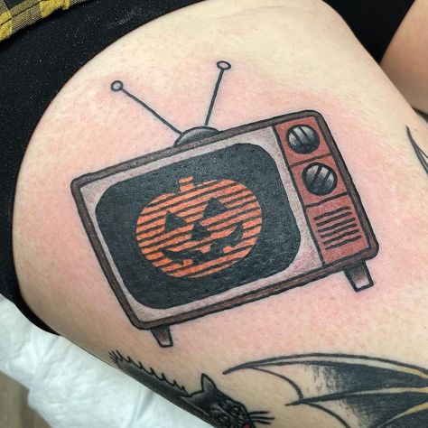 Classic Horror Tattoo Ideas, American Traditional Horror, Traditional Horror Tattoo, Traditional Tattoo Halloween, Border Tattoo, Jasmine Tattoo, Tv Tattoo, Horror Tattoos, Horror Movie Tattoos