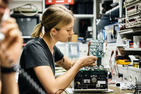 Here's How Big Tech Companies Can End the Gender Pay Gap Engineer Girl, Field Engineer, Female Engineer, Engineers Day, Pay Rise, Gender Pay Gap, Engineering Student, Military Spouse, Electronic Engineering