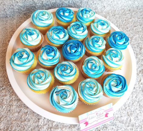 Two Toned Cupcake Frosting, School Cupcakes, Swirl Cupcakes, Buttercream Roses, White Buttercream, Blue Cupcakes, White Cupcakes, Cheap Baby Shower, Blue Swirl