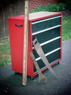 Craftsman look-a-like tool chest made from an old dresser Toolbox Dresser, Tool Box Dresser, Dresser Projects, Brown Wood Desk, Pc Bedroom, Construction Bedroom, Captain Caveman, Diy Kids Room Decor, Tool Box Diy