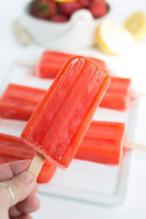 These strawberry lemonade popsicles are so tangy and refreshing. After a couple of hot months, I'm in need of the perfect summer dessert to cool off with. Ice Lolly Recipes, Watermelon Juice Recipe, Lemonade Popsicles, Strawberry Popsicles, Ice Pop Recipes, Watermelon Popsicles, Healthy Popsicles, Ice Lollies, Fruit Popsicles