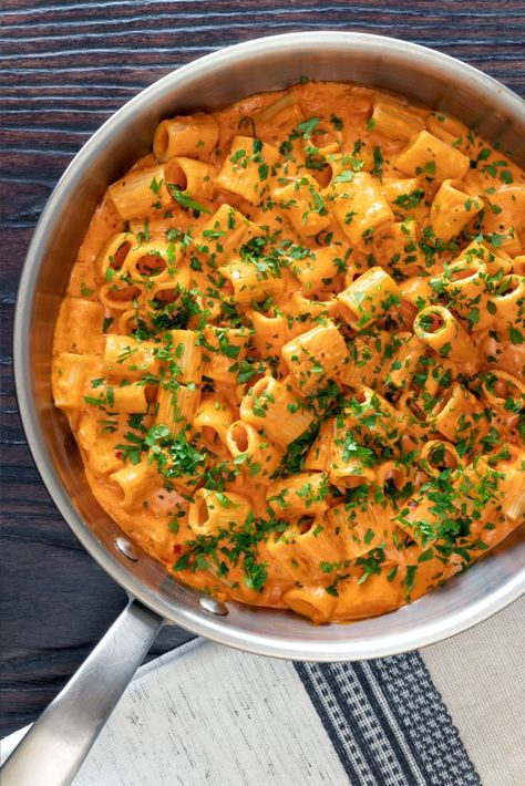 Gigi Hadid Pasta With Chicken, Vodka Sauce Pasta With Ground Turkey, Sausage And Vodka Sauce Pasta, Vodka Tomato Pasta, Spicy Creamy Tomato Pasta, Tube Pasta Recipe, Thick Pasta Noodles, Elicoidali-pasta Recipes, Vodka Sausage Pasta