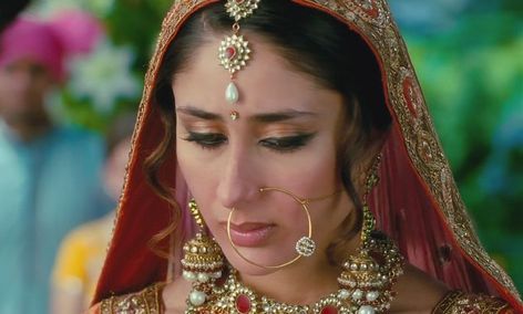 Kareena Kapoor Khan looked drop dead gorgeous in her bridal look for the movie '3 Idiots'. Dressed in rust orange lehenga with intricate butta work on its borders, she chose to add a statement kundan jewellery to enhance the look.  #kareenakapoorkhan #newlightjewellers #bridallooks #bridallehenga Bridal Hair Jewellery, Paridhi Sharma, Makeup 2022, Bridal Nose Ring, Wedding Jewellery Designs, Jodha Akbar, Bride Portraits, Muslim Bride, Bridal Hair Jewelry