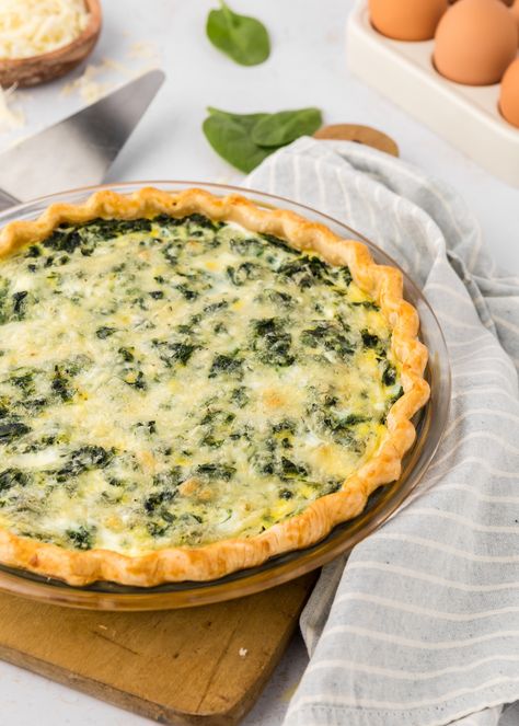 Enjoy this Swiss and Spinach Quiche that is a super tasty, healthy, recipe that is perfect for every meal! This savory dish has a delicious combination of swiss cheese and Spinach And Swiss Cheese Quiche, Christmas Quiche Recipes, Quiche Recipes Spinach, Spinach Squares Recipe, Spinach Artichoke Quiche, Swiss Cheese Quiche, Church Snacks, Breakfast Quiche Recipes Easy, French Toast Bake Overnight