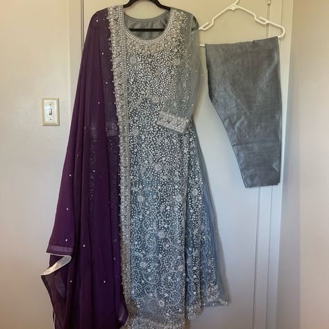 Pakistani Gray maxi with purple dupatta and heavy silver embroidery Grey Colour Combination Dress, Grey Combination Color Dress, Purple Dupatta, Saree Color Combinations, Gray Lace Dress, Desi Fits, Combination Dresses, Grey Gown, Silver Outfits