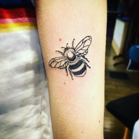 Honey Bee Tattoo Traditional, Dainty Honey Bee Tattoo, Honey Bunny Tattoo, Fine Line Honey Bee Tattoo, American Traditional Bee Tattoo, Linework Bee Tattoo, Bee Tattoo Linework, Traditional Bee Tattoo, Honey Bee Tattoos