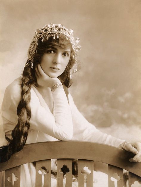 Aesthetic Sharer ZHR on Twitter: "Julia James (1890-1964) was an English actress of the 1900s Edwardian era, the leading lady at the Gaiety Theatre.… " Julia James, Portrait Vintage, Vintage Blog, Rms Titanic, National Portrait Gallery, Angel Face, Edwardian Era, Old Hollywood Glamour, Vintage Portraits