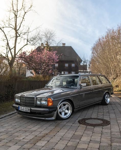 300e Mercedes, Old Benz, Mercedes Wagon, Mercedes W123, Station Wagon Cars, Old Mercedes, Bmw Wheels, Wagon Cars, Daimler Benz