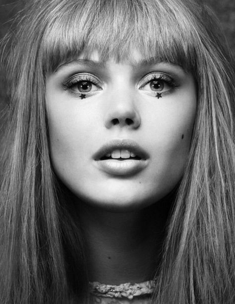 Hippie Makeup, Look Disco, Frida Gustavsson, 70s Makeup, Beauty Make-up, Vogue Uk, Foto Poses, Festival Makeup, Festival Looks